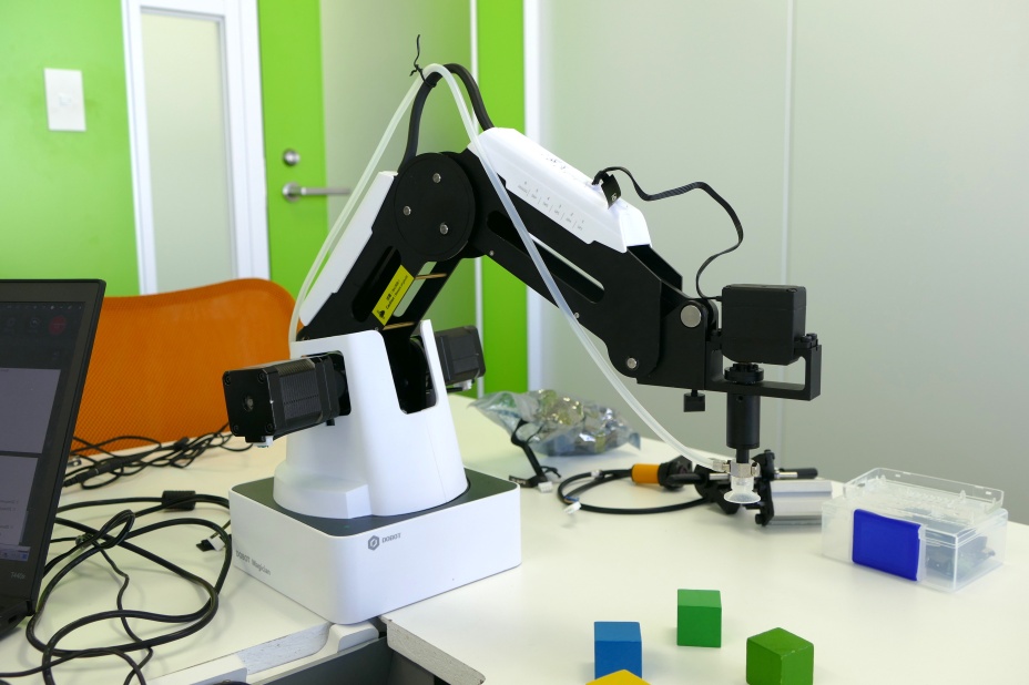 安価な汎用ロボットが起こす破壊と可能性、量販店で売られる時代