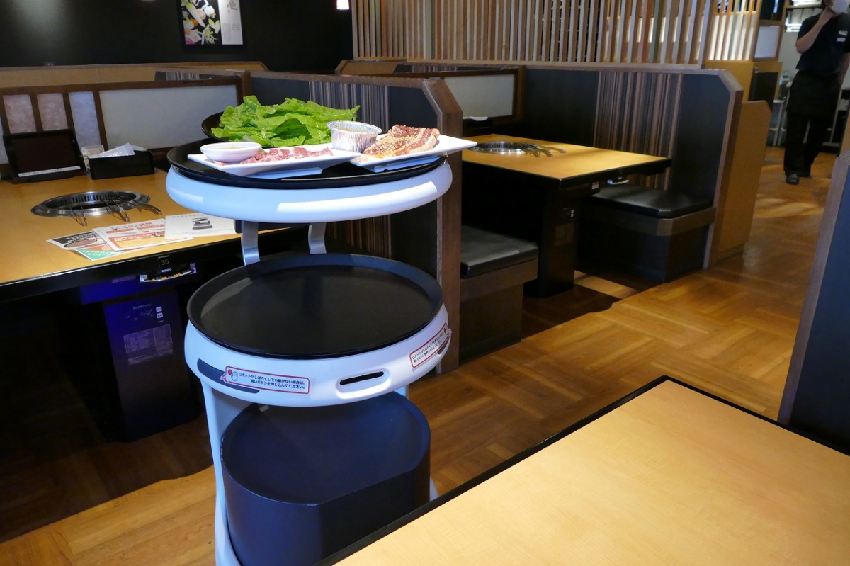焼肉店で感嘆…初めて見た、「使い倒されている」サービスロボットの姿